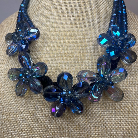 Jewelry - Elegant Blue Floral Necklace